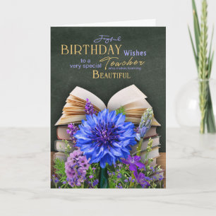 Tarjeta de maestro con libros de pizarra y flores