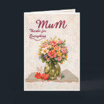 Tarjeta de Mamá Gracias por Todo<br><div class="desc">Celebra a Mamá con una elegancia atemporal utilizando esta hermosa tarjeta de felicitación floral para el Día de la Madre. Con un vibrante ramo de flores suaves rosadas, coral y crema dispuestas en un jarrón de vidrio, este diseño se combina con un mensaje cálido y sincero: "Mamá, gracias por todo"....</div>