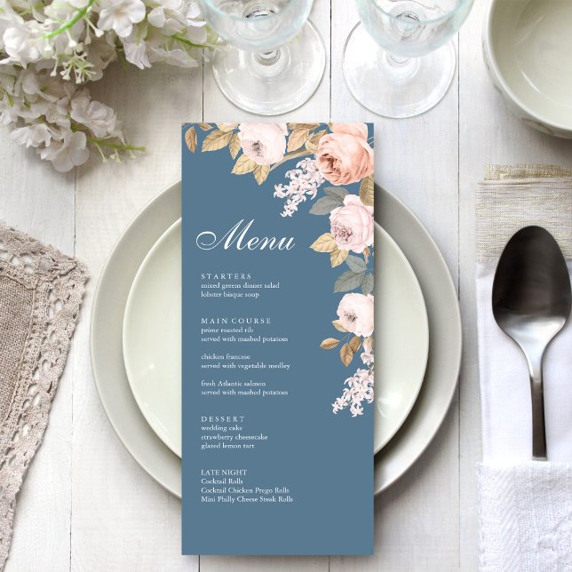 Tarjeta de menú Boda Boho Blue y Rubor Peonies (Boho Blue and Blush Peonies Wedding Menu Card on a boho white wedding dinner tabel.)