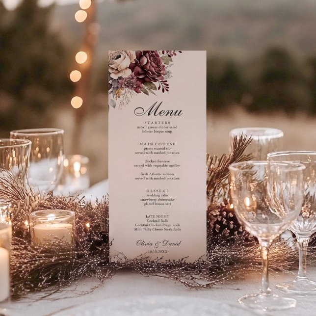 Tarjeta de menú Boda Burgundy Floral Boho (Burgundy Floral Boho Wedding Menu Card on a beautiful wedding table with candles and decor.)