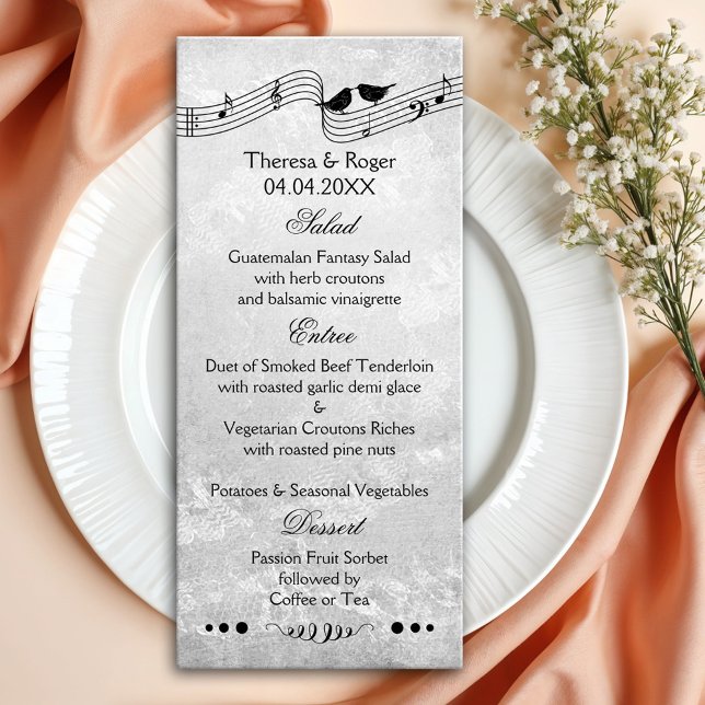 Tarjeta de menú Boda con temas de música B y W (Menu card with a music theme in black and white, featuring singing love birds on lace)