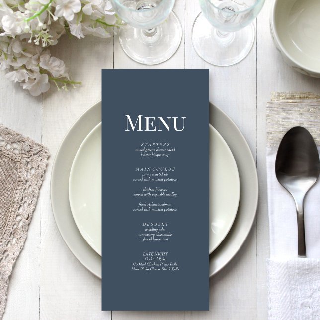 Tarjeta de menú Boda de pizarra azul minimalista (Minimalist Slate Blue Monogram Wedding Menu Card on a beautiful white wedding dinner table.)