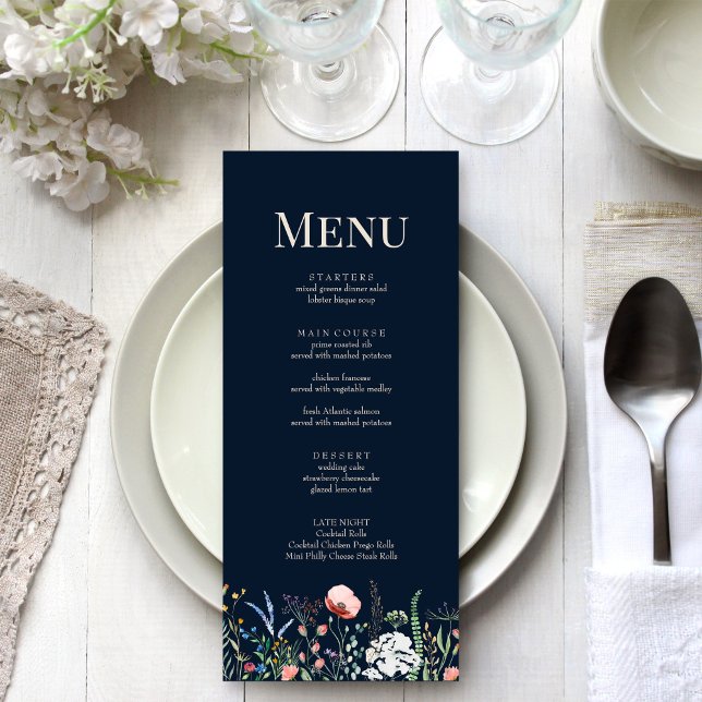 Tarjeta de menú Boda Marina Blue Wildflower Meadow (Navy Blue Wildflower Meadow Wedding Menu Card on a boho white wedding dinner table.)