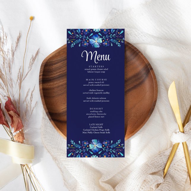 Tarjeta de menú Boda Navy Blue Mexican Floral Fies (Navy Blue Mexican Floral Fiesta Wedding Menu Card on a boho wedding table.)