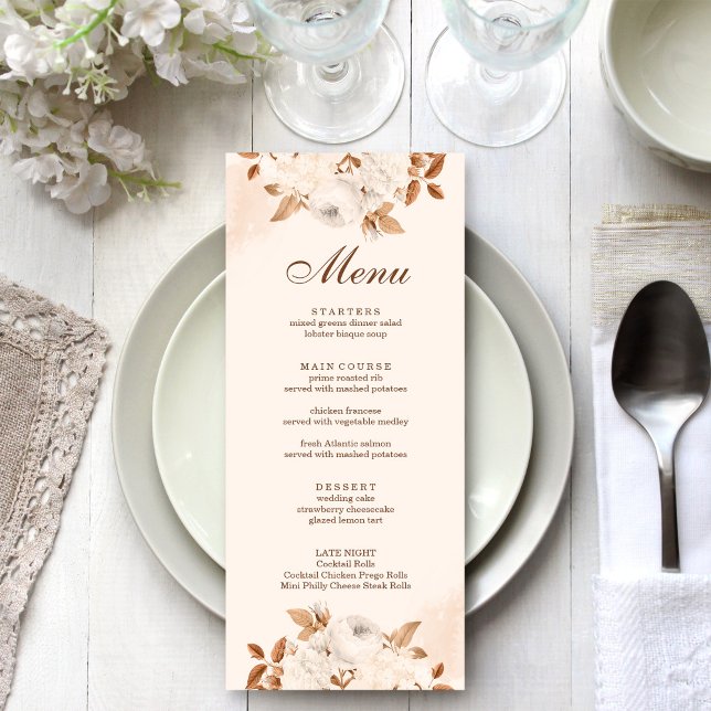 Tarjeta de menú Boho Terracotta Floral Boda (Boho Terracotta Floral Wedding Menu Card on a boho white wedding table.)
