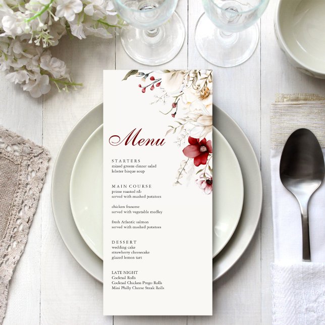 Tarjeta de menú Borgoña Winter Elegance (Burgundy Winter Elegance Menu Card on a white and silver wedding dinner table.)
