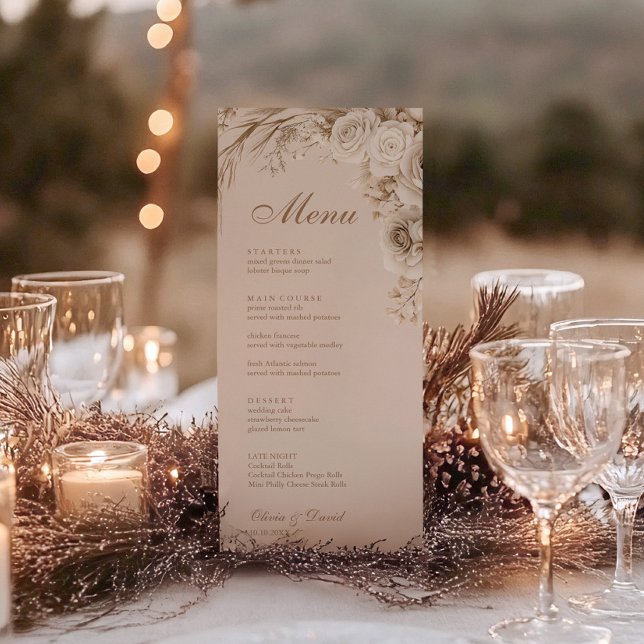 Tarjeta de menú de boda beige Rosas de marfil (Boho Beige Dried Flower and White Roses Wedding Menu on a wedding table with glasses and candles)