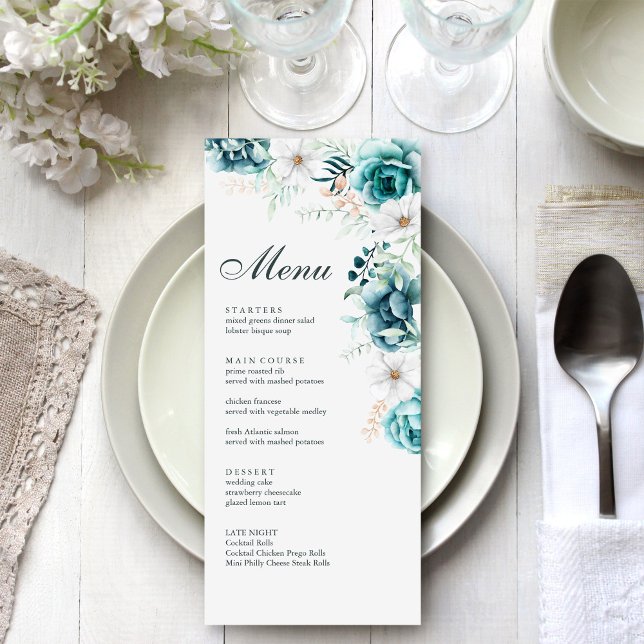 Tarjeta de menú de boda botánica turquesa (Teal and Off-White Wildflowers Wedding Menu Card on a white and silver wedding dinner table.)