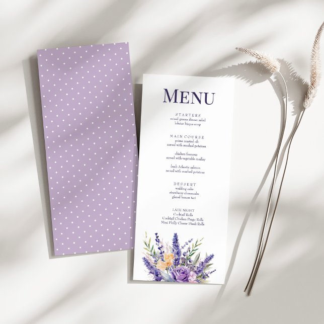 Tarjeta de menú de boda con flores silvestres de a (Boho Lilac Watercolor Wildflower Wedding Menu Card on a sunny white table.)