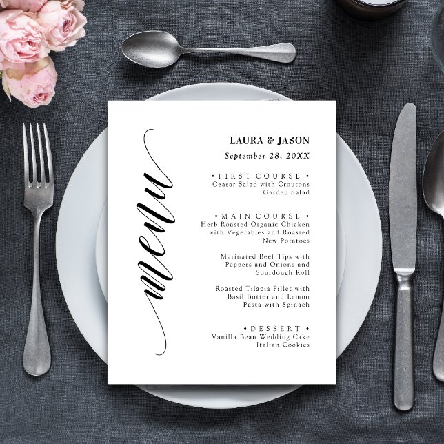 Tarjeta de menú de boda con letra cursiva clásica  (Classic fancy script wedding menu card adds elegance to each guest’s place setting)