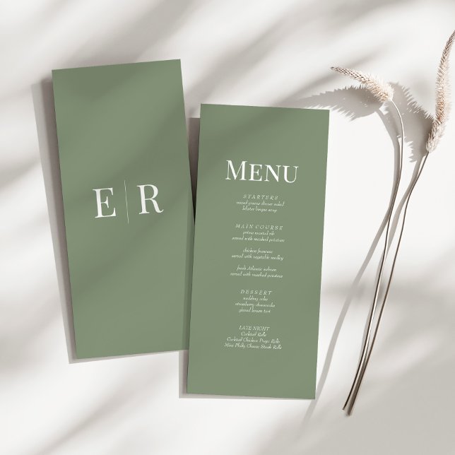 Tarjeta de menú de boda con monograma en verde oli (Soft Olive Green Monogram Wedding Menu Card on a sunny white table.)