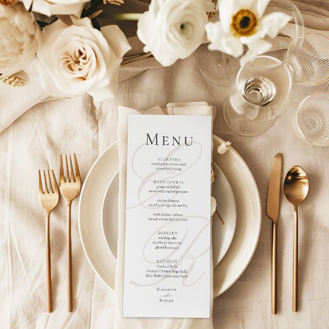 Tarjeta de Menú de Boda con Monograma Minimalista (Minimalist Monogram Wedding Menu Card on a beige and neutral wedding dinner table with flowers)