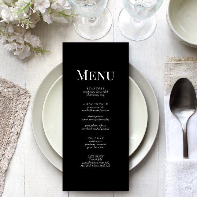 Tarjeta de menú de boda con monograma negro minima (Minimalist Black Monogram Wedding Menu Card on a beautiful white and silver wedding table.)