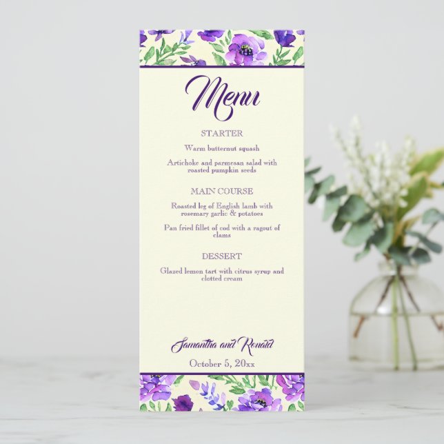 Tarjeta de menú de boda de flores púrpuras y verde (Anverso de pie)