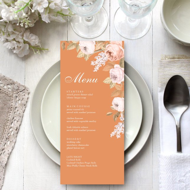 Tarjeta de menú de boda de peonías albaricoque boh (Boho Sage Green Peonies Wedding Menu Card on a boho white wedding dinner table.)