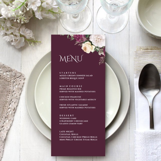 Tarjeta de menú de boda de peonías modernas de Bor (Modern Burgundy Peonies Wedding Menu Card on a white wedding table.)