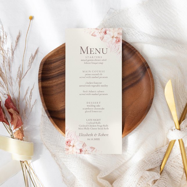 Tarjeta de menú de boda floral beige sonrojado (Romantic Beige and Pink Roses Wedding Menu on a boho wedding table.)