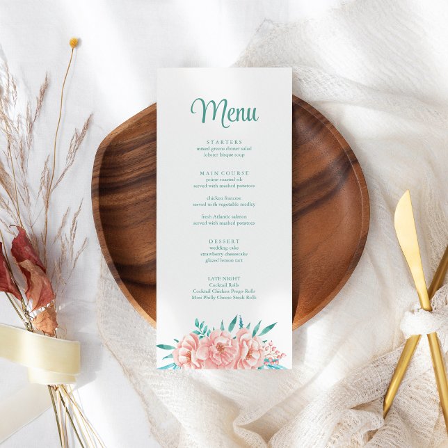 Tarjeta de menú de boda floral de melocotón y turq (Peach and Turquoise Floral Wedding Menu Card on a boho wedding table.)