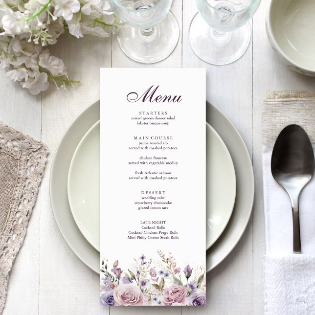 Tarjeta de menú de boda floral lila (Boho Mave and Lilac Floral Wedding Menu Card on an elegant silver grey wedding table with flowers.)