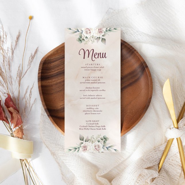 Tarjeta de menú de boda floral rosa boho blush (Boho Blush Pink Floral Wedding Menu Card on boho wedding table.)
