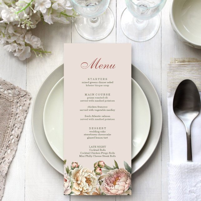 Tarjeta de menú de peonías de acuarela Beige Elega (Elegant Blush Watercolor Peonies Menu Card on a light wedding dinner table.)