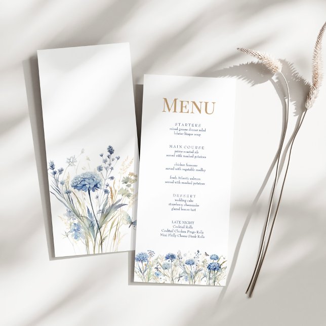 Tarjeta de menú del Boda del prado de flor silvest (French Blue Wildflower Meadow Wedding Menu Card on a sunny white table with dry botanical.)