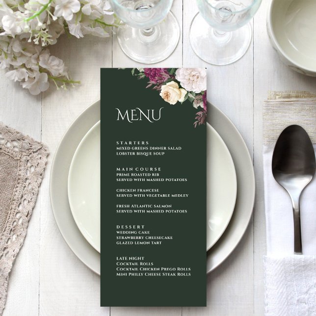 Tarjeta de menú Moderno Emerald Green Burgundy Peo (Modern Emerald Green Burgundy Peonies Menu Card on an elegant wedding table)
