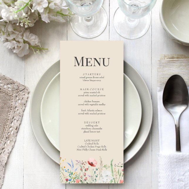 Tarjeta de menú Taupe Wildflower Meadow Boda (Taupe Wildflower Meadow Wedding Menu Card on a boho white wedding dinner table.)