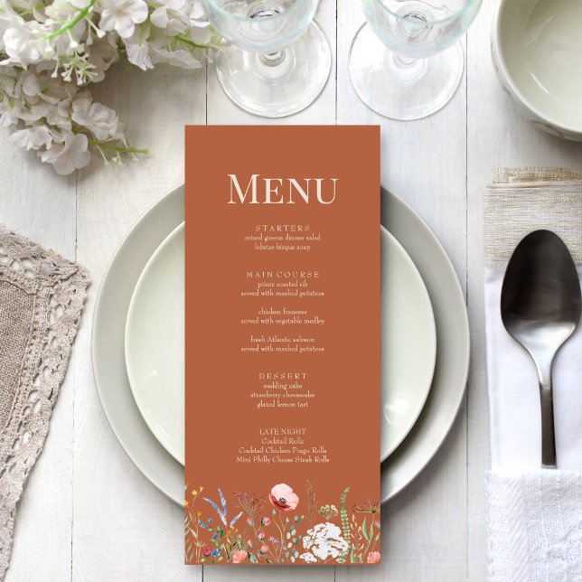Tarjeta de menú Terracotta Wildflower Meadow Boda (Terracotta Wildflower Meadow Wedding Menu Card on a boho white wedding dinner table.)