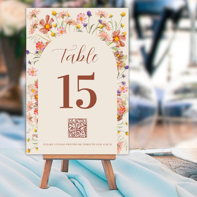 Tarjeta De Mesa Arco floral Boho Wildflower QR código Terracotta (Wildflower floral arch terracotta beige qr code custom wedding table number card boho rustic fall )
