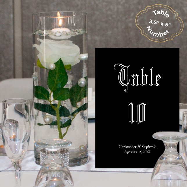 Tarjeta De Mesa Asientos personalizados de periódico de Moda negra (Classic Black Newspaper Style Wedding Personalized Table Numbers White Calligraphy)