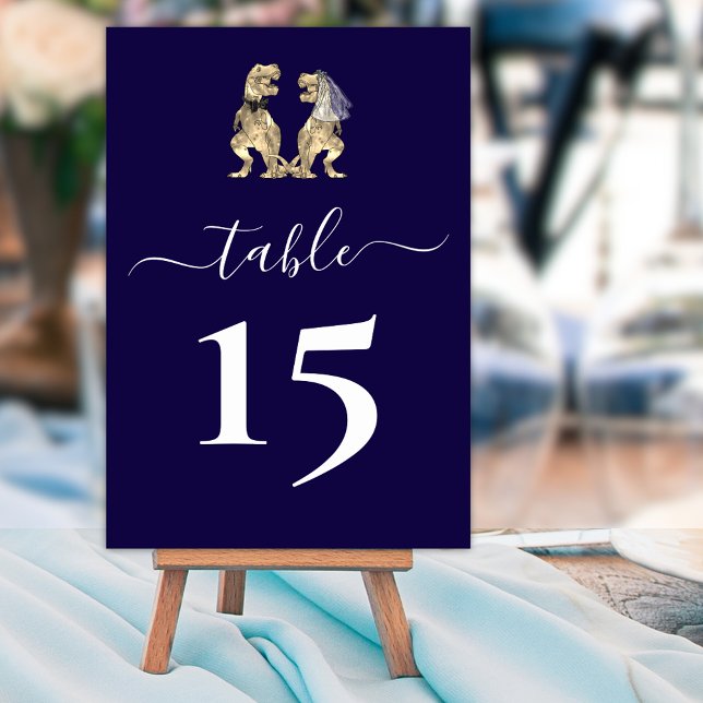 Tarjeta De Mesa Azul de la Marina Boda de Dinosaurio y Groom (Dinosaur wedding navy blue & white custom table number card Elegant script T-Rex bride & groom)