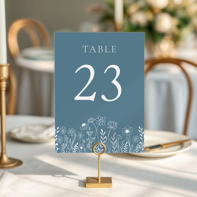 Tarjeta De Mesa Azul turbio con Boda de flores silvestres blancas (Dusty Blue With White Wildflower Drawings Wedding Table Number)