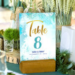 Tarjeta De Mesa B’nai Mitzvah Turquoise Watercolor Dorado Script<br><div class="desc">Ningún fiesta B’nai Mitzvah está completo sin tarjetas de número de tabla personalizadas. Deje que su favorito B’nai Mitzvahs esté orgulloso, regocije y celebre su hito en su fiesta perfectamente coordinado. Impresionante, moderno y brillante escritura manuscrita en Relieve metalizado de oro fino y pequeños puntos de confeti azules sobre un...</div>