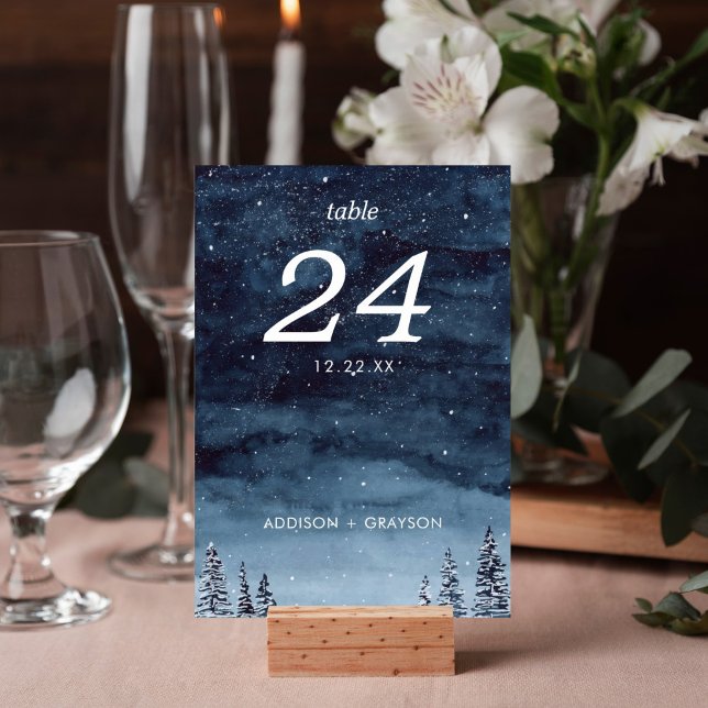 Tarjeta De Mesa Balneario de nieve azul marino (Winter Wonderland Snow Navy Night Watercolor table number card for your reception decor.)
