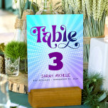 Tarjeta De Mesa Bat Mitzvah Bold Retro Boho Blue Purple Gradiente<br><div class="desc">Ningún fiesta de Bat Mitzvah está completo sin tarjetas de número de tabla personalizadas. Que su hija se sienta orgullosa, se regocije y celebre su hito en su fiesta perfectamente coordinada. Tipografía divertida, de moda, audaz morada y azul marino con la tipografía moderna sans serif superpone un fondo de rayos...</div>