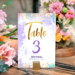 Tarjeta De Mesa Bat Mitzvah Purple Watercolor Gold Script Purpurin<br><div class="desc">Ningún fiesta de Bat Mitzvah está completo sin tarjetas de número de tabla personalizadas. Que tu favorita Bat Mitzvah esté orgullosa, se regocije y celebre su hito en su fiesta perfectamente coordinada. Impresionante, moderno, brillante Relieve metalizado de imitación manuscrito y pequeños puntos superponen un fondo de color morado claro. Personalice...</div>