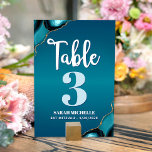 Tarjeta De Mesa Bat Mitzvah Turquoise Ombre Agate Script Moderno<br><div class="desc">Ningún fiesta de Bat Mitzvah está completo sin tarjetas de número de tabla personalizadas. Que su hija se sienta orgullosa, se regocije y celebre su hito en su fiesta perfectamente coordinada. Guión de caligrafía blanca, tipografía azul turquesa clara y blanca, y rocas de ágata azul turquesa acentuadas con venas falsas...</div>