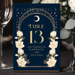 Tarjeta De Mesa Boda Art Nouveau de la Marina Celestial Elegante A<br><div class="desc">¡Eleva tu evento con elegancia! Estas tarjetas de mesa de estilo Art Nouveau cuentan con arcos dorados, estrellas brillantes y delicadas flores blancas montadas en un entorno azul marino, un diseño atemporal para bodas, cenas o celebraciones. Aprovecha el encanto vintage de tu decoración de mesa. Tenga en cuenta que el...</div>