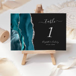 Tarjeta De Mesa Boda azul verde azulado Agate Dark Silver Número d<br><div class="desc">El borde izquierdo de esta elegante y moderna tarjeta boda número de mesa cuenta con una verde azulada barra de acuarela azul recortada con un falso purpurina plateado. El texto del personalizable combina la escritura a mano gris plateado, los tipos de letra cursiva y los tipos de letra de copperplate...</div>