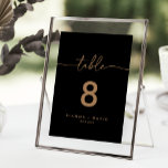 Tarjeta De Mesa Boda Black Gold Classic<br><div class="desc">Este boda clásico de oro negro es perfecto para un boda moderno. El diseño,  sencillo y elegante,  presenta una tipografía de escritura clásica y elegante en oro. Este es un número de tabla de doble cara. Agregue cada número de tabla que necesite a su carrito individualmente.</div>