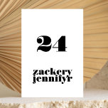 Tarjeta De Mesa Boda blanco negro negrita y moderno<br><div class="desc">Este diseño es parte de una colección - por favor contáctenme si necesitan algún material de papelería adicional Este diseño moderno es minimalista, pero lúdico, con una ubicación perfecta de texto en blanco y negro, lo que resulta en un aspecto limpio y ordenado. Este diseño es de personalizable a otros...</div>
