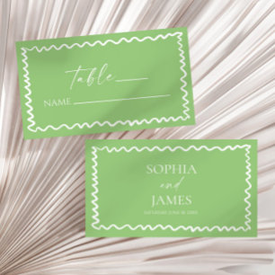 Tarjeta De Mesa Boda caprichosa con borde ondulado de color verde 
