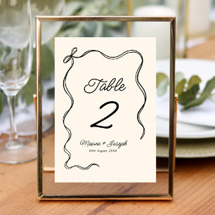 Tarjeta De Mesa Boda con Cinta de Lazo Dibujada a Mano en Negro y 