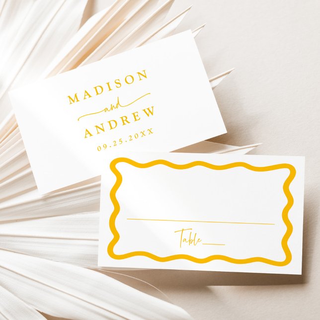 Tarjeta De Mesa Boda con marco ondulado amarillo moderno (Subido por el creador)