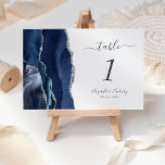 Tarjeta De Mesa Boda de Agate Navy Blue Silver<br><div class="desc">El borde izquierdo de esta elegante y moderna tarjeta boda número de mesa cuenta con un borde de batida color azul marino recortado con un falso purpurina plateado. El texto del personalizable combina la escritura a mano gris a carbón y las fuentes cursiva y de copperplate en un fondo blanco....</div>