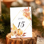 Tarjeta De Mesa Boda de calabaza floral de oro de otoño rústico<br><div class="desc">Este número de mesa boda presenta flores acuáticas rústicas y calabazas en naranja quemado,  oro,  terracota,  borgoña,  rubor de pasto beige y marrón. Para una personalización más avanzada de este diseño,  haga clic en el enlace "personalizar más adelante". También están disponibles los elementos coincidentes.</div>