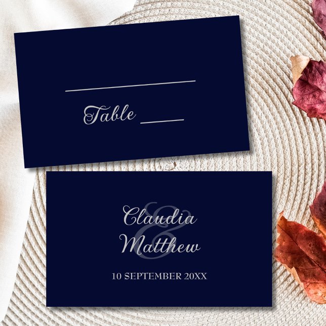 Tarjeta De Mesa Boda de escritura azul y plateada de la Marina mod (Modern Navy Blue and Silver Script Wedding Place Card)