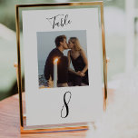 Tarjeta De Mesa Boda de escritura manuscrita moderna<br><div class="desc">Un moderno y elegante guión de caligrafía manuscrita con foto hace de esto una excelente adición y mantenimiento a su mesa boda. Fácilmente personaliza con tu foto y número(s) de elección.</div>