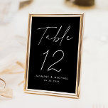 Tarjeta De Mesa Boda de escritura moderna Minimalista en blanco y<br><div class="desc">Tarjetas simples y modernas de números de tabla boda con "Table" mostradas en un guión blanco escrito a mano con fondo negro (o un color de su elección). Para solicitar las tarjetas de tabla en blanco y negro: agregue su nombre, fecha de boda y número de tabla. Cada número debe...</div>